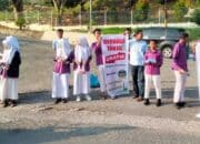 Ketika SMP Negeri 2 Sawahlunto dan OSIS-nya Berbagi Takjil dengan Pengendara