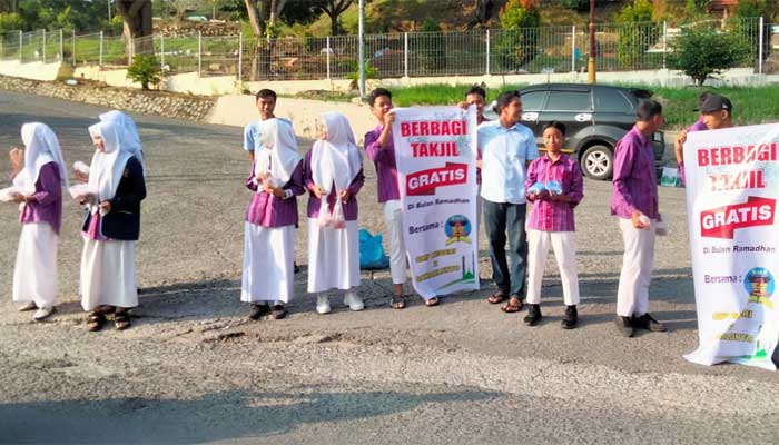 SMP Negeri 2 Sawahlunto dan OSIS-nya Berbagi Takjil dengan Pengendara