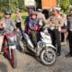 Satlantas Polres Dharmasraya Bagi-bagi Takjil ke Pengendara