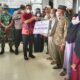 Pj Walikota Padang Panjang, Sonny Budaya Putra, Serahkan Bantuan Secara Simbolis Kepada Salah Seorang Petani Terdampak Erupsi Gunung Marapi