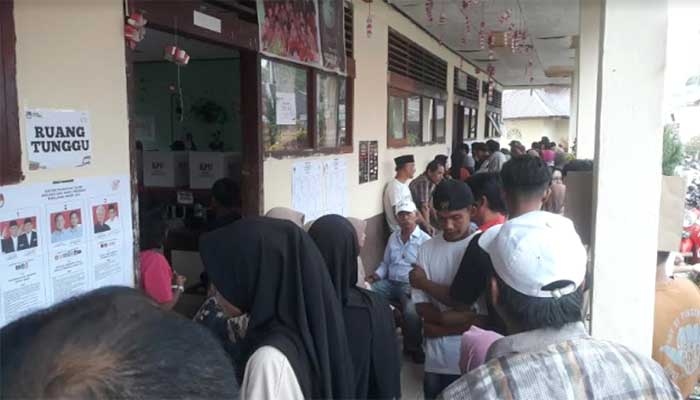 Masyarakat Antusias Gunakan Hak Pilih di TPS 03 Jorong Pasa, Nagari IV Koto Pulau Punjung 1 Warga antri di TPS 03 Jorong Pasa, Nagari IV Koto Pulau Punjung, Kecamatan Pulau Punjung, Kabupaten Dharmasraya