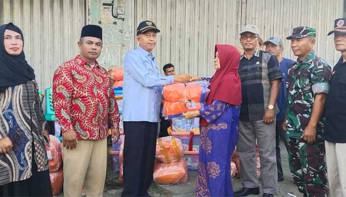Wabup Pasbar Serahkan Bantuan bagi Korban Kebakaran di Ujung Gading