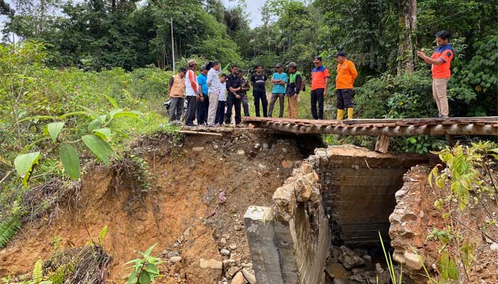 Sejumlah Jembatan Putus dan Jalan di Pasbar Rusak Diterjang Banjir dan Longsor 1 Wabup Pasbar tinjau sejumlah jembatan putus dan jalan rusak diterjang banjir dan longsor