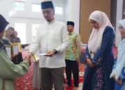 Wako Erman Safar Serahkan Honor untuk 641 Kader KB Kota Bukittinggi
