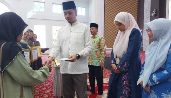 Wako Erman Safar Serahkan Honor Untuk 641 Kader Kb Kota Bukittinggi