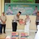 Kasat Lantas Polres Solok, IPTU Zarwiko Irzal saat menyerahkan bantuan