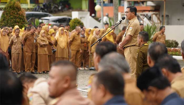 Bupati Solsel Ajak Partisipasi Masyarakat di Pemilu 14 Februari 2024 1 Apel Gabungan ASN di Halaman Kantor Bupati Solok Selatan, Senin 5 Februari 2024.