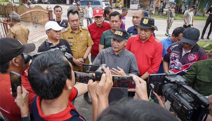 Penjabat Bupati Musi Banyuasin, Apriyadi Mahmud Beri Keterangan Kepada Wartawan