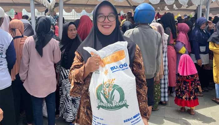 Warga Solok Selatan Terima Bantuan Pangan