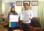 Lili Devita, SPd, pamerkan dua penghargaan yuang diraih sejak menjabat Kepala MTsN 6 Pakan Rabaa, Kabupaten Solok Selatan