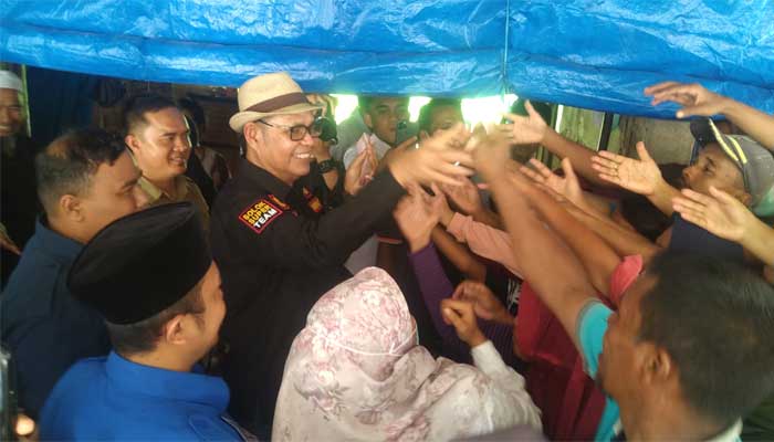 Bupati Solok Berikan Bantuan Uang kepada Korban Banjir dan Longsor di Pesisir Selatan