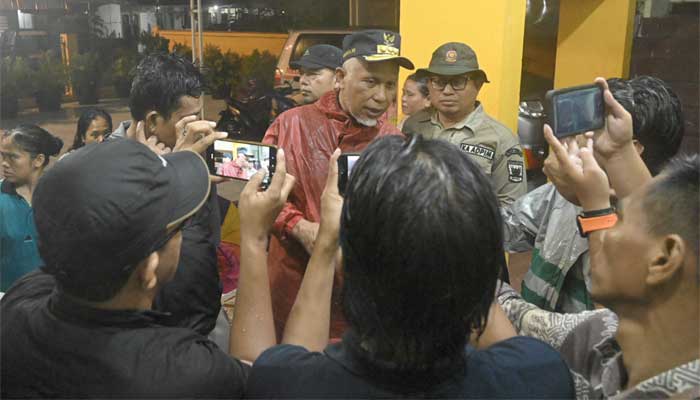 Gubernur Sumbar, mahyeldi beri keterangan usai cek kondosi masyarakat yang terdampak banjir di Kota Padang