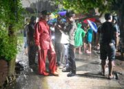 Tinjau Warga Terdampak Banjir, Gubernur Sumbar: Curah Hujan Masih Tinggi, Warga Tetap Waspada