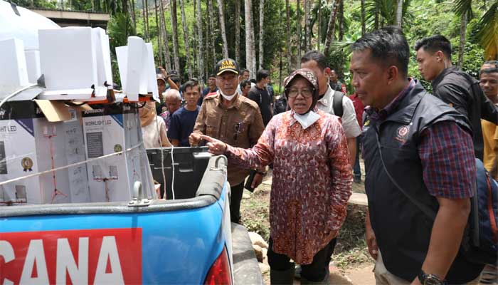 Mensos Tri Rismaharini Tinjau Korban Banjir Dan Longsor Di Kabupaten Pesisir Selatan, Sumatera Barat