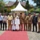 Bupati H. Khairunas dalam penyerahan Bantuan Pangan Cadangan Beras Pemerintah (BP-CBP) di Kantor Camat Sangir Balai Janggo