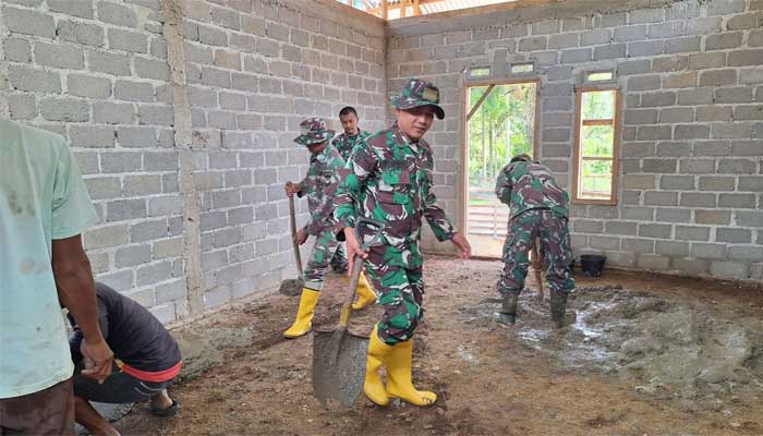 Tim Satgas TMMD ke-119 Kodim 0310/SS rehab Rumah Tidak Layak Huni di Nagari Tanjung Bonai Aur Selatan, Kecamatan Sumpur Kudus, Kabupaten Sijunjung, Sumbar.