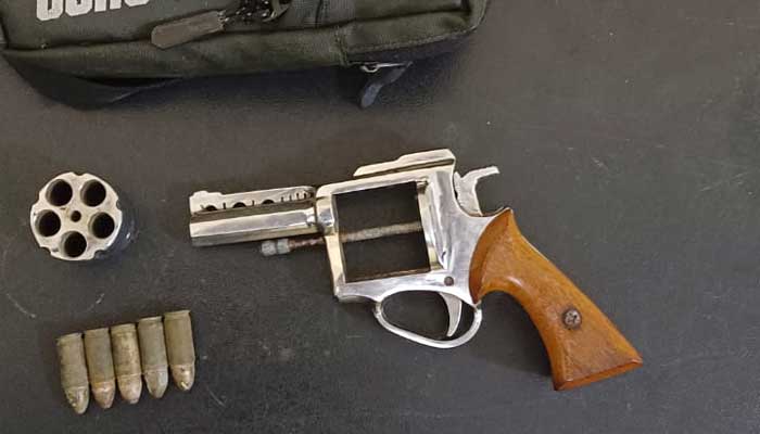 Barang bukti senjata api ilegal jenis revolver
