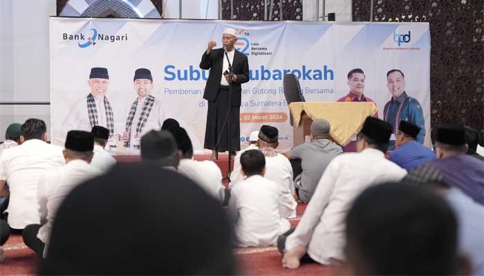 Gubernur saat memberikan sambutan dalam acara Subuh Mubarakah Bank Nagari di Masjid Raya Sumbar
