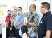 Ketua Dprd Sumatera Barat, Supardi, Dalam Pelatihan Membuat Kue Di Payakumbuh