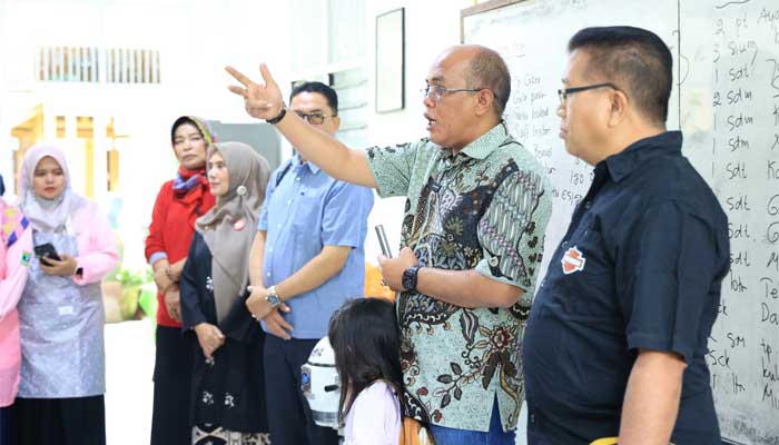 Ketua DPRD Sumatera Barat, Supardi, dalam pelatihan membuat kue di Payakumbuh
