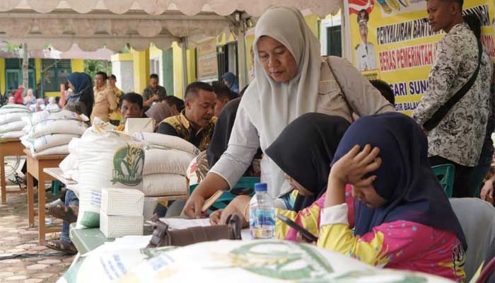 Bantuan Beras Bagi Masyarakat Kecamatan Sangir Balai Janggo, Kabupaten Solok Selatan