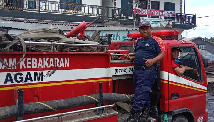 Masyarakat Simpang Bukit - Pasar Lasi Dapat Bantuan Evakuasi dan Pembersihan Banjir Lahar Dingin