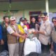 Gubernur Sumbar, Mahyeldi Ansharullah serahkan bantuan bagi korban banjir bandang lahar dingin di Nagari Bukik Batabuah, Kecamatan Canduang, Kabupaten Agam