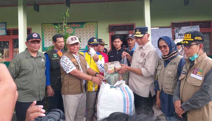 Gubernur Sumbar, Mahyeldi Ansharullah serahkan bantuan bagi korban banjir bandang lahar dingin di Nagari Bukik Batabuah, Kecamatan Canduang, Kabupaten Agam