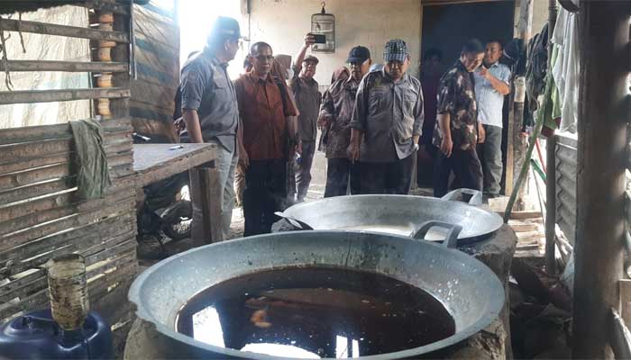Bappelitbangda Pasbar Lihat Pembuatan Gula Merah dari Kelapa Sawit di Kabupaten Mukomuko