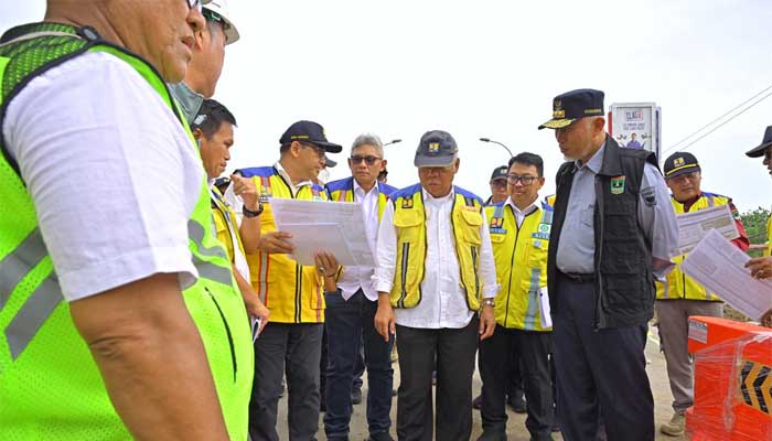 Menteri PUPR Basuki Hadimuljono tinjau jalan nasional di Sumbar.