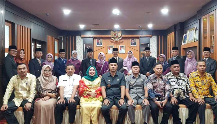 Bupati Sijunjung, Benny Dwifa Yuswir foto bersama usai pelantikan 8 Pejabat Pimpinan Tinggi Pratama
