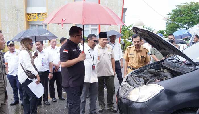 Bupati Sutan Riska Inspeksi Kendaraan Dinas Pemkab Dharmasraya