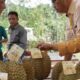 Pengunjung Cari Durian Termantap di Festival Durian Solok Selatan 2024
