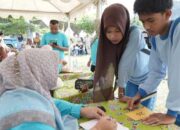 Siswa Mendaftar Untuk Mengikuti Durian Unboxing Challenge Di Festival Durian Selatan 2024