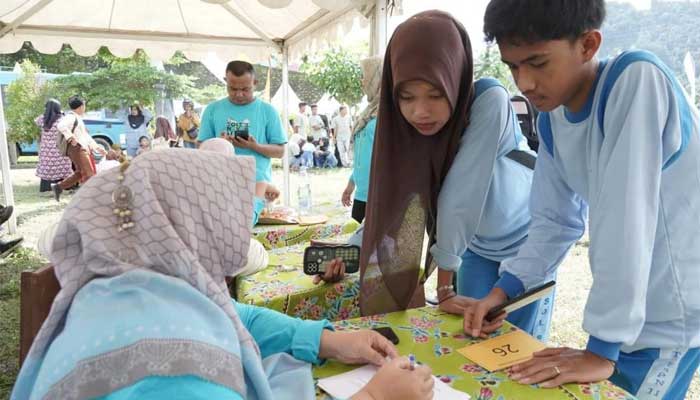 Siswa mendaftar untuk mengikuti Durian Unboxing Challenge di Festival Durian Selatan 2024