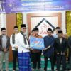 Bupati Epyardi Asda serahkan bantuanPemkab Solok saat Safari Ramadan ke Masjid Raya Baiturrahman Alahan Panjang, Kecamatan Lembah Gumanti