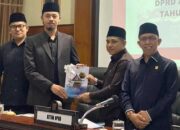 Foto bersama Walikota Bukittinggi, Erman Safar dengan Ketua DPRD Beny Yusrial didampingi Wakil Ketua DPRD Nur Hasra (kanan) dan Rusdy Nurman (kiri).