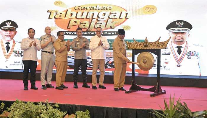 Gubernur Sumbar, Mahyeldi pukul gong sebagai pertanda peluncuran Gerakan Tabungan Pajak untuk memudahkan masyarakat dalam membayar Pajak Kendaraan Bermotor (PKB).