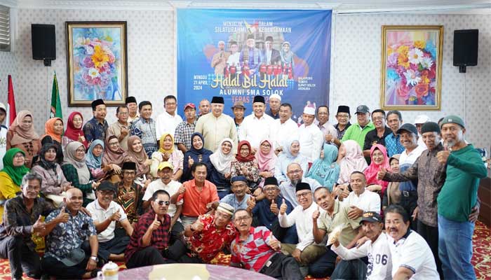 Bupati Epyardi dan Wako Zul Elfian Halal bihalal bersama Alumni SMA Tanah Garam Solok Teras 79-82 1 Bupati Epyardi dan Wako Zul Elfian Halal bihalal bersama Alumni SMA Tanah Garam Solok Teras 79-82