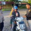 Humas dan TIK Polres Dharmasraya Bagi-bagi Takjil kepada Pengendara