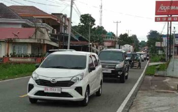 Volume Kendaraan Yang Melintasi Jalan Bukittinggi - Padang Panjang Mulai Ramai Dilalui Kendaraan
