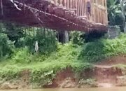 Jembatan Gantung Di Kampung Lubuk Begalung, Kenagarian Aur Begalung, Kecamatan Bayang, Kabupaten Pesisir Selatan, Sumatera Barat