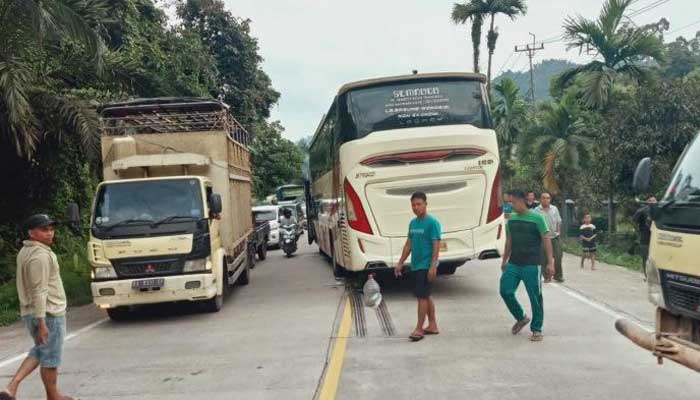 Kecelakaan Truk Kontainer vs Bus PO Sembodo di Tanjung Lolo Sijunjung
