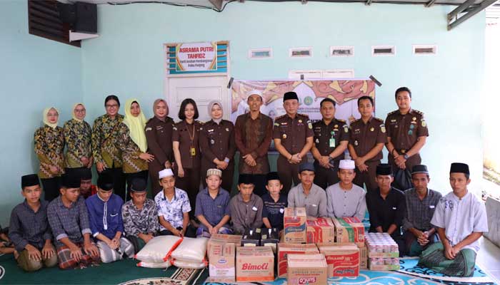 Kejari Dharmasraya bersama Ikatan Adhyaksa Dharmakarini Santuni Anak Yatim dan Bagi-bagi Takjil 1 Kejari Dharmasraya bersama Ikatan Adhyaksa Dharmakarini Santuni Anak Yatim dan Bagi-bagi Takjil