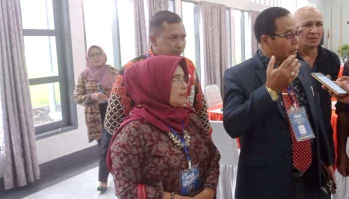 Ketua DPC Peradi Kota Payakumbuh Periode 2024-2029, Iskandar, SH berikan keterangan kepada wartawan