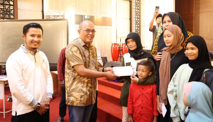 Ketua DPRD Sumbar Berikan Bantuan bagi Anak-anak Seniman Almarhum