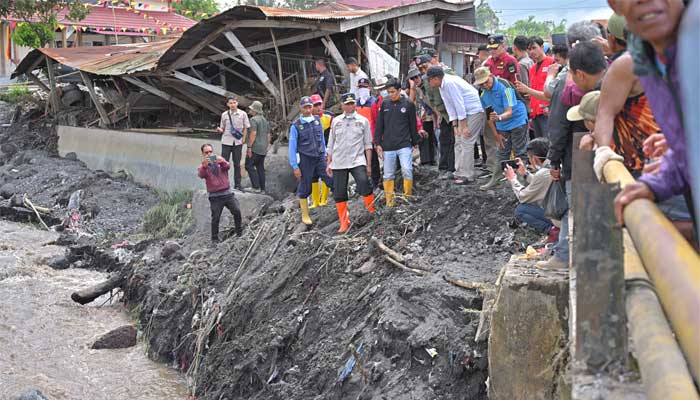 Tinjau Lokasi Banjir Lahar Dingin, Gubernur Sumbar: Jangan Sampai Masyarakat Jadi Korban Dua Kali 1 Gubernur Sumbar, Mahyeldi Ansharullah tinjau lokasi banjir bandang lahar dingin