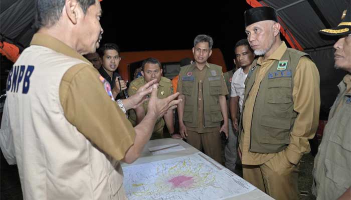 Besok Sirine Gempa dan Tsunami Dibunyikan Serentak, Warga Sumbar Tak Perlu Kaget, Ada Kegiatan Ini 1 Gubernur Mahyeldi dengarkan penjelasan Kalaksa BPBD Provinsi Sumbar, Rudy Rinaldy