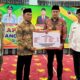 Menko PMK, Muhadjir Effendy Serahkan Bantuan Logistik dan Peralatan Siaga Darurat kepada Bupati Sijunjung, Benny Dwifa Yuswir