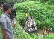 Kecelakaan, Mobil Pemudik Kota Solok Masuk Jurang Di Dharmasraya